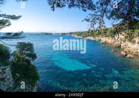 Blaues mittelmeer und Milliardärsbucht am Kap Antibes, `Cap d'Antibes` Stockfoto